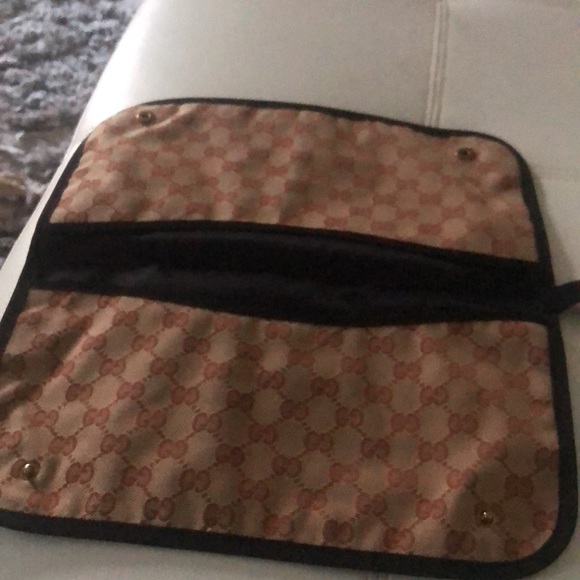 Authentic Gucci slipper pouch. Can be used as a clutch as well as a cosmetic bag - Picture 3 of 5